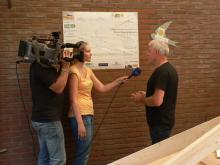 Bert Peters licht de bouwtekening toe